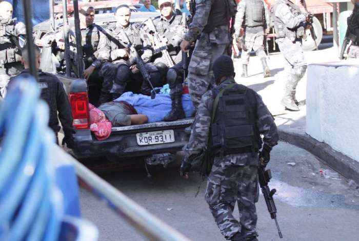 Armas dos PMs envolvidos em tiroteio na Rocinha são apreendidas pela