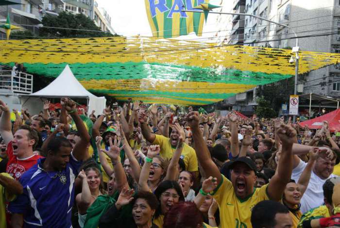 Torcedores Assistem Estreia Do Brasil Su Os E Brasileiros Torcem