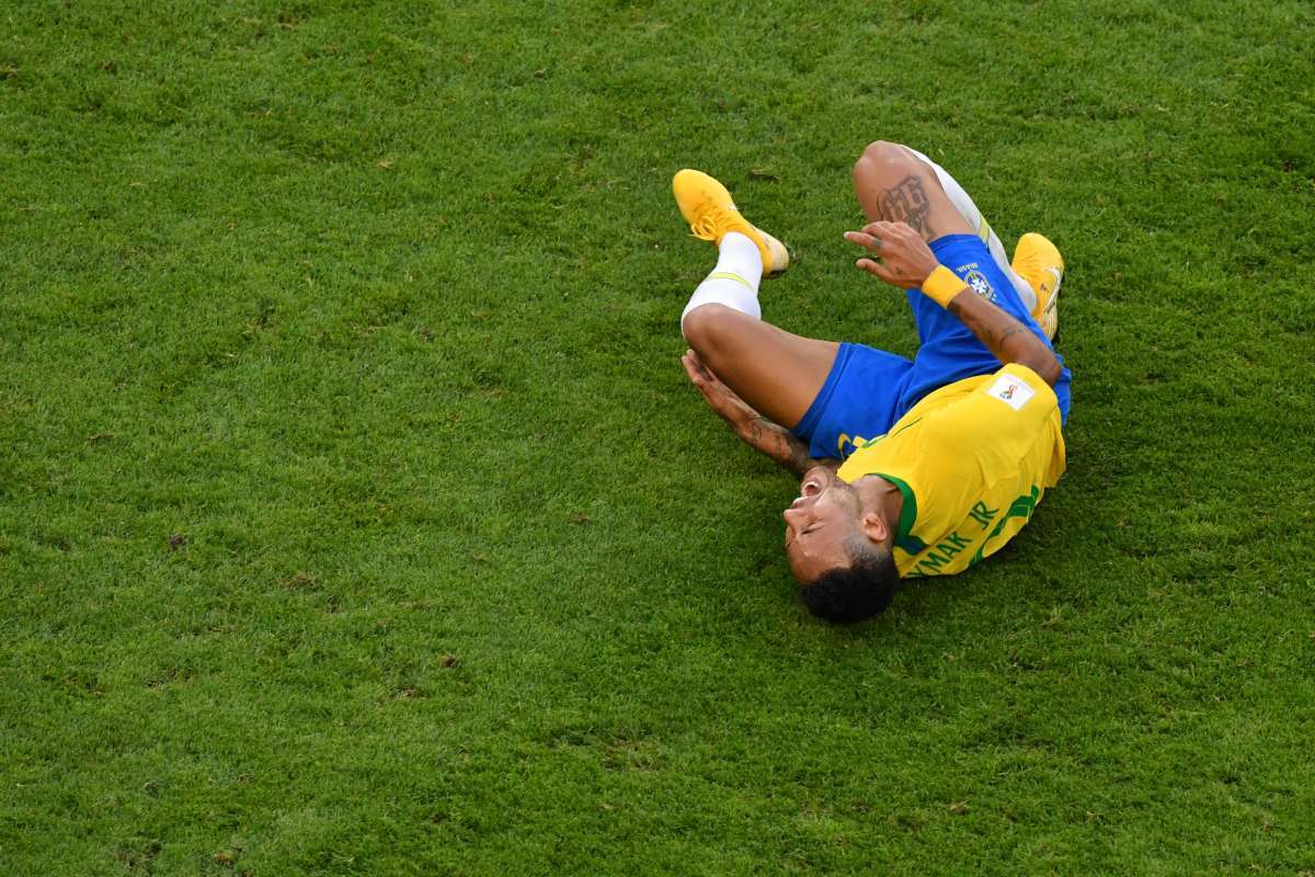 Ap S Sofrer Faltas Neymar J Ficou Minutos No Ch O Durante Copa