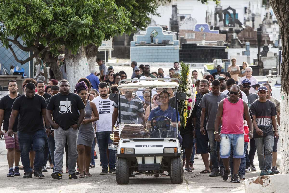 Armas de PMs são apreendidas após morte de garçom no Chapéu Mangueira