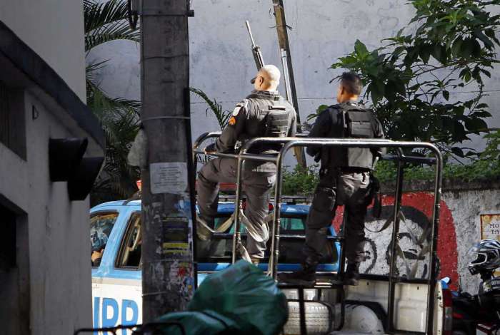 Bandidos Atacam Base Da Upp Babil Nia Chap U Mangueira No Leme Rio