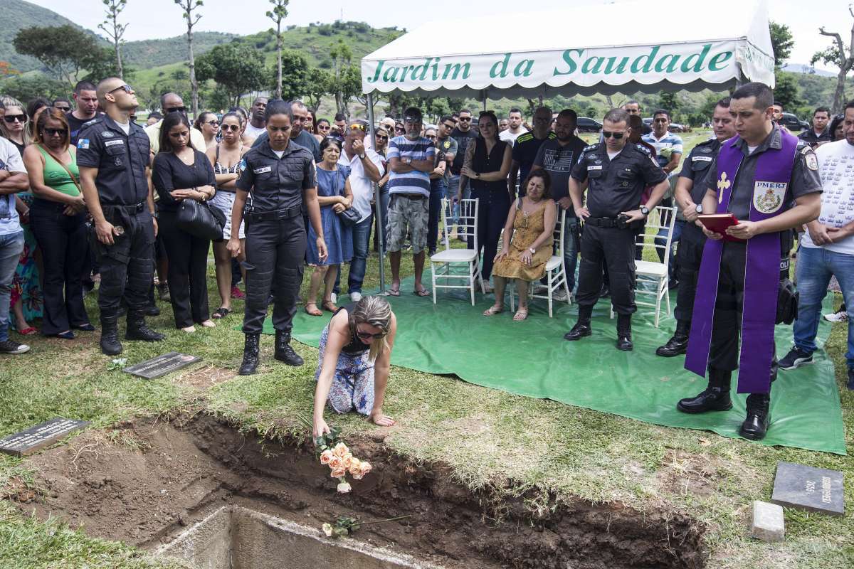 Dois policiais militares são enterrados na Zona Oeste do Rio Rio de