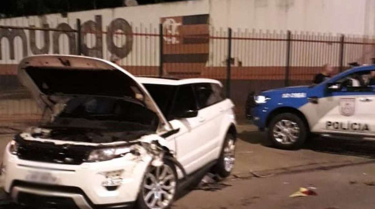 Bandidos capotam carro roubado durante perseguição policial na Zona