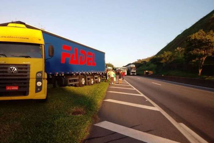 Caminhoneiros Interditam Parcialmente A Dutra Em Barra Mansa E Porto