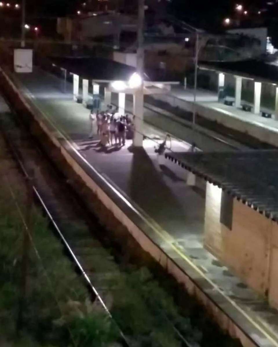 Jovem morre após ter perna mutilada por trem na estação Paciência da