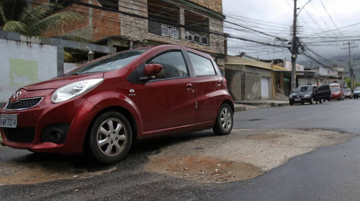 Buracos nas ruas afetam cariocas dificultam trânsito e expoem má