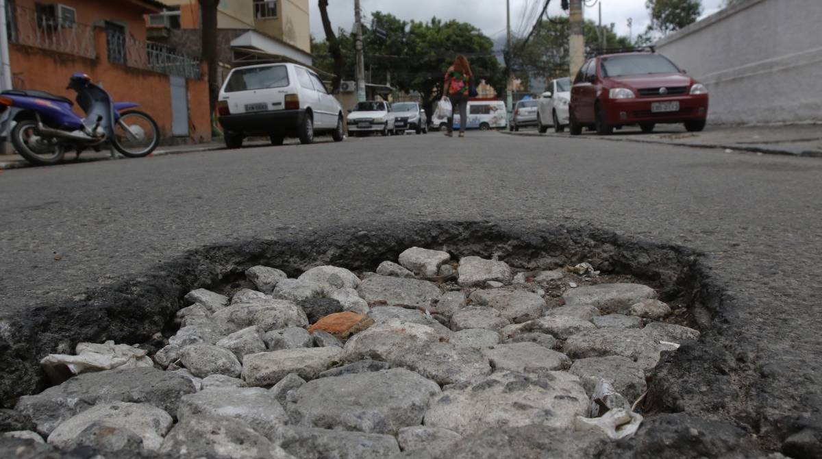 Buracos nas ruas afetam cariocas dificultam trânsito e expoem má