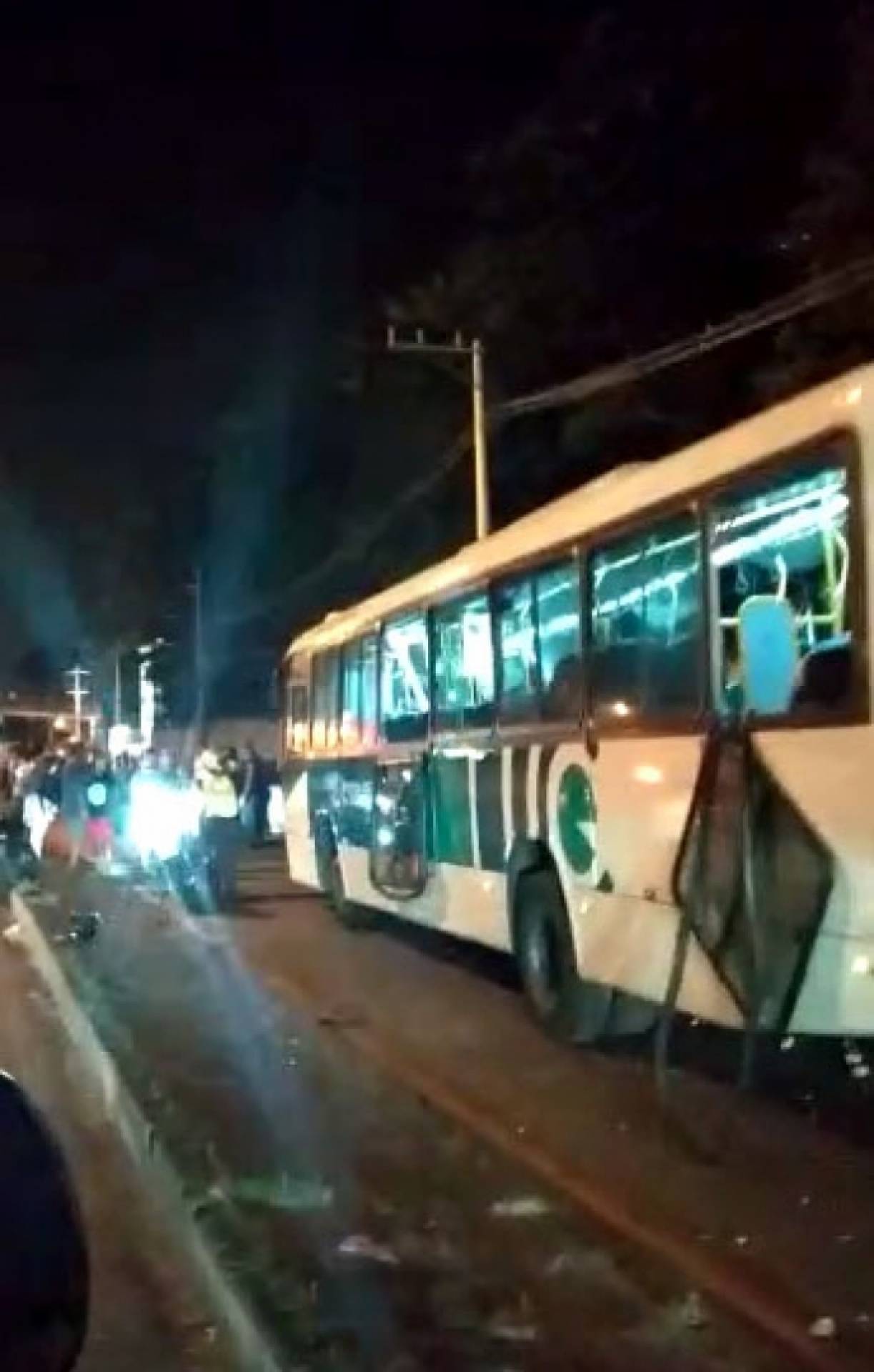 Ônibus bate em poste na Avenida Brasil e deixa 18 feridos quatro em