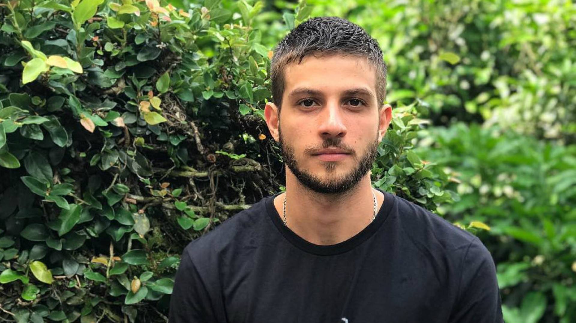 Chay Suede curte passeio em família Celebridades O Dia