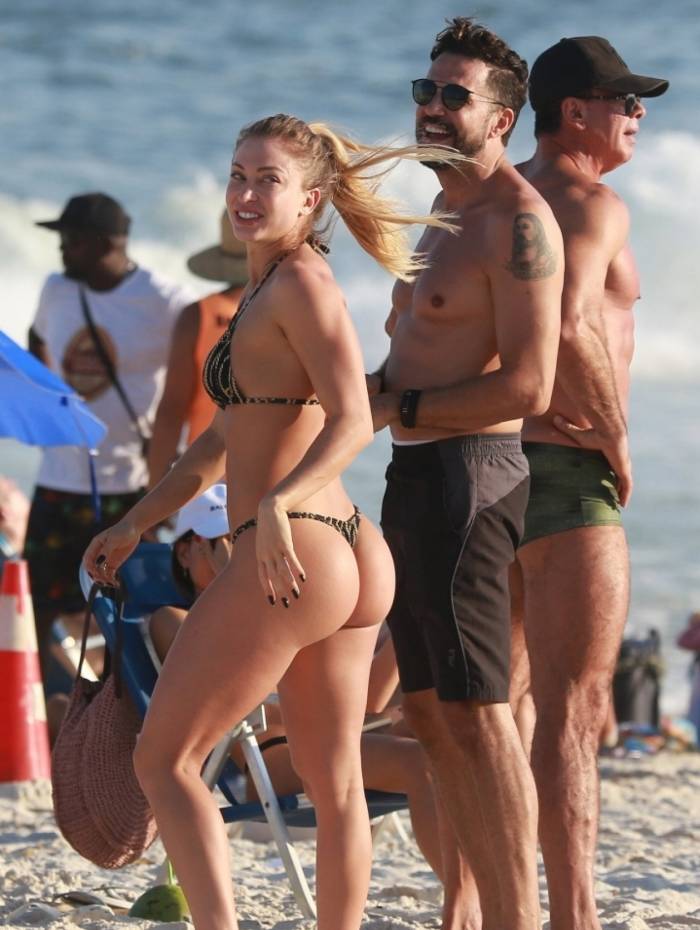 Fotos Latino e Jéssica Rodrigues se divertem em praia na Barra da