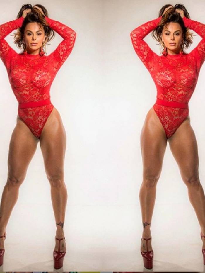 Viviane Araújo exibe pernas torneadas ao surgir de body vermelho