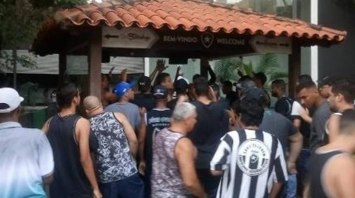 Mais Um Torcedores Do Botafogo Invadem Sede Do Clube Em General