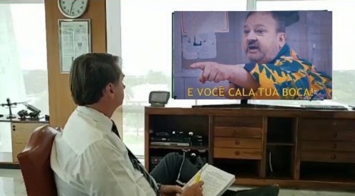 Bolsonaro assistindo à live de Trump vira meme e internautas se