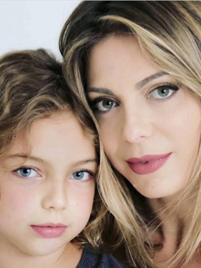 Iguais Sheila Mello Posa Ao Lado Da Filha E Impressiona Pela