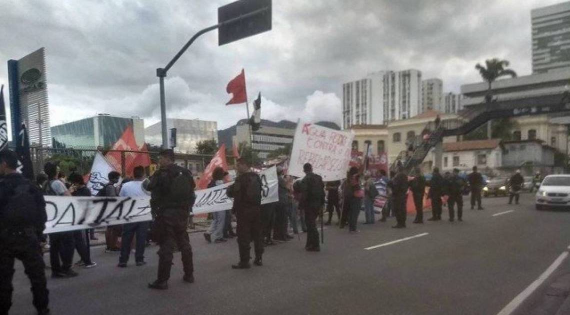 Grupo protesta em frente à Cedae no Centro Rio de Janeiro O Dia