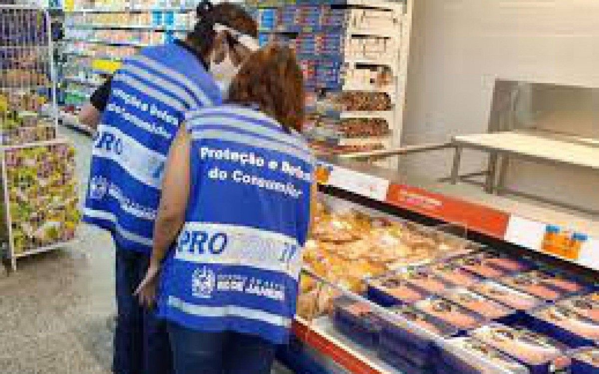 Fiscais Do Procon Rj Descartam Alimentos Impr Prios Em Supermercado De