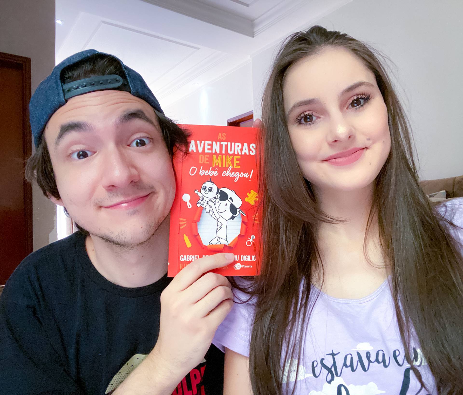 Livro Lan Ado Por Casal De Youtubers Esgota Em Um Dia Gard Nia