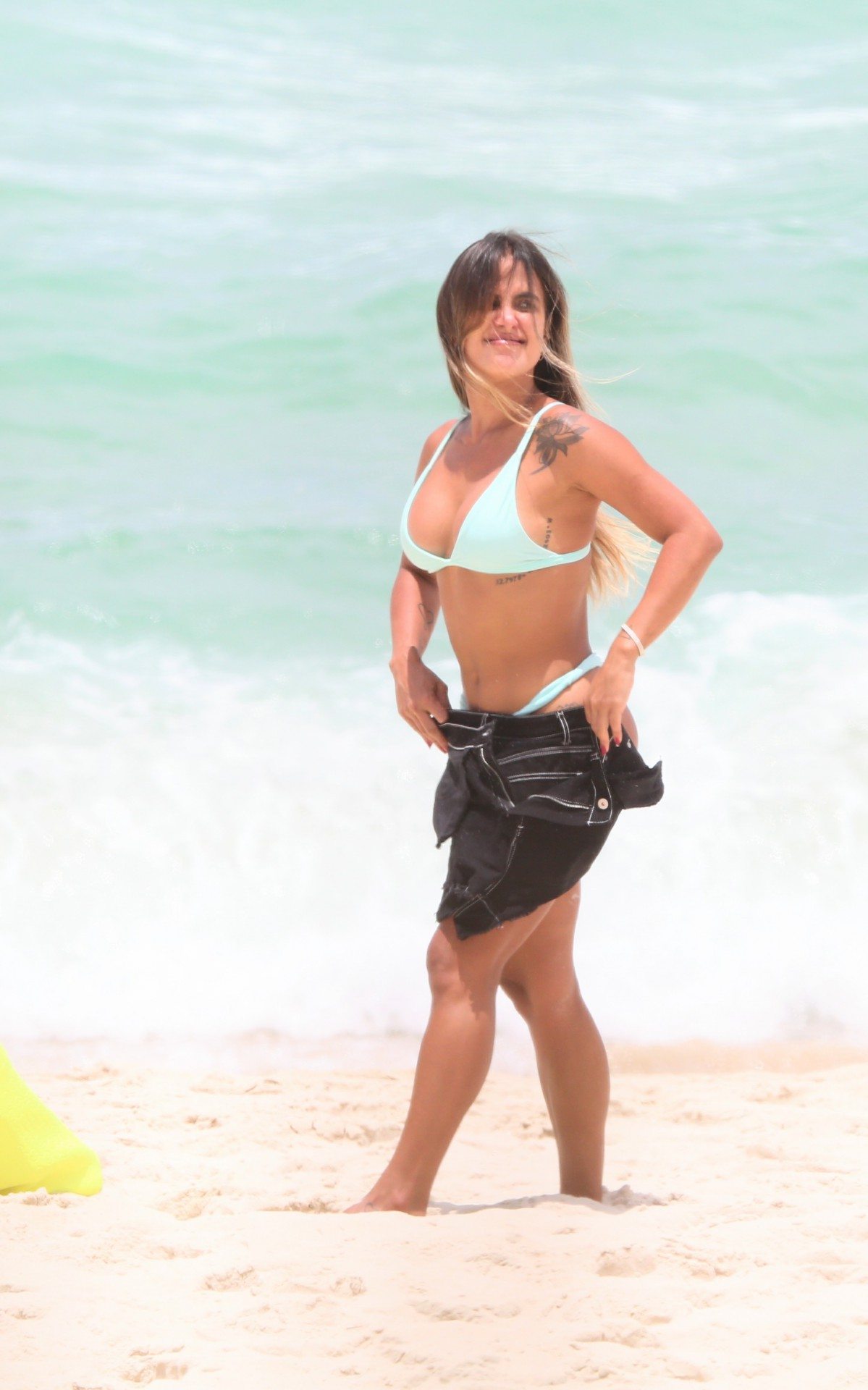 Ex Bbb Carol Peixinho Mostra Corpa O Na Praia Divers O O Dia