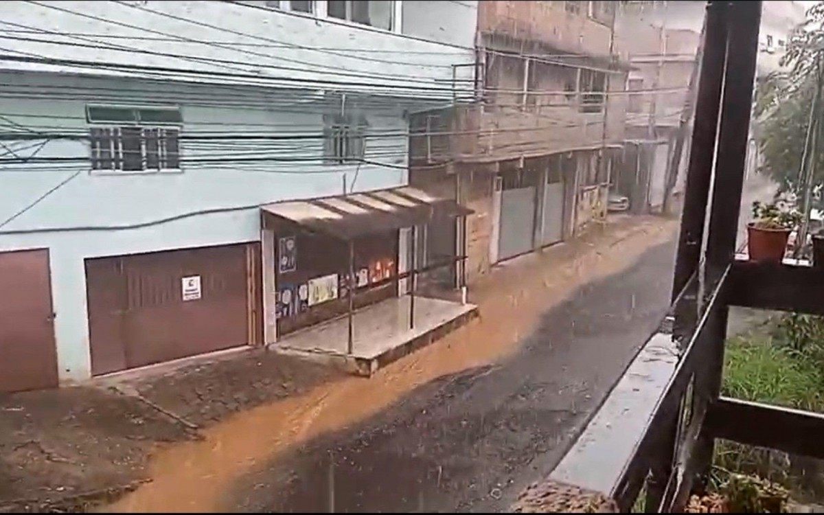 V Deo Forte Chuva Cai Sobre Petr Polis Neste S Bado Petr Polis O Dia