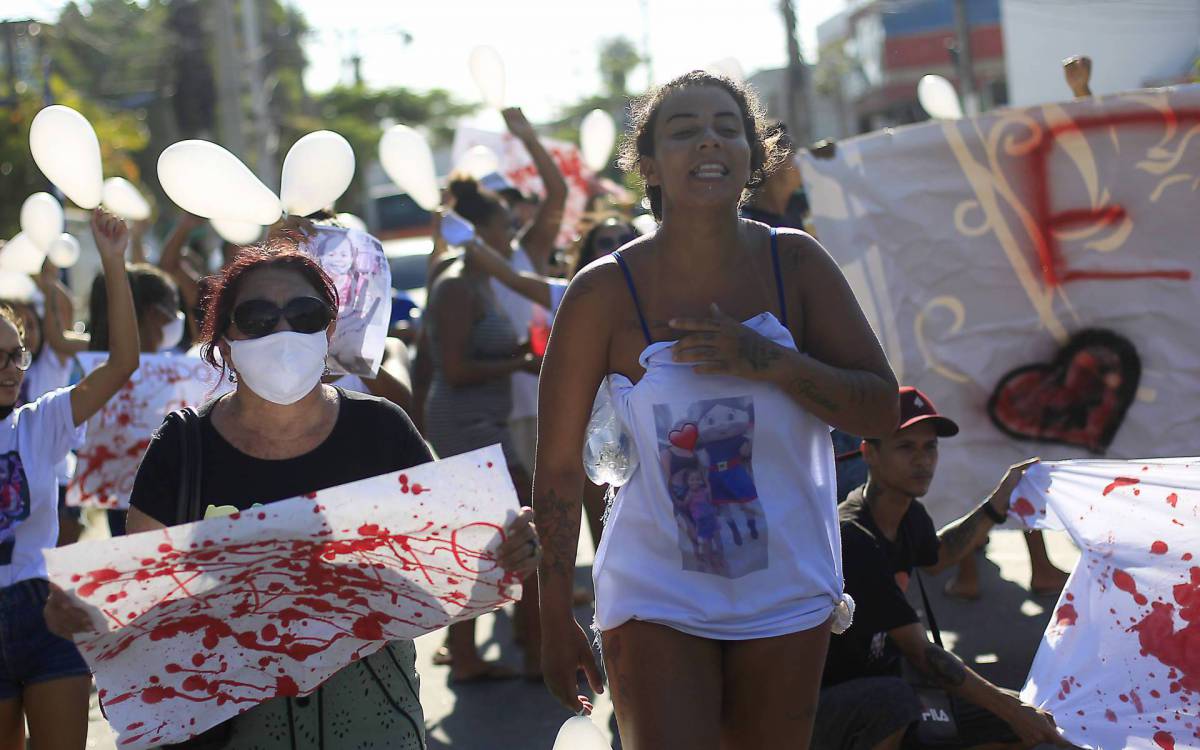 Familiares e amigos protestam após sepultamento da menina Ana Clara em