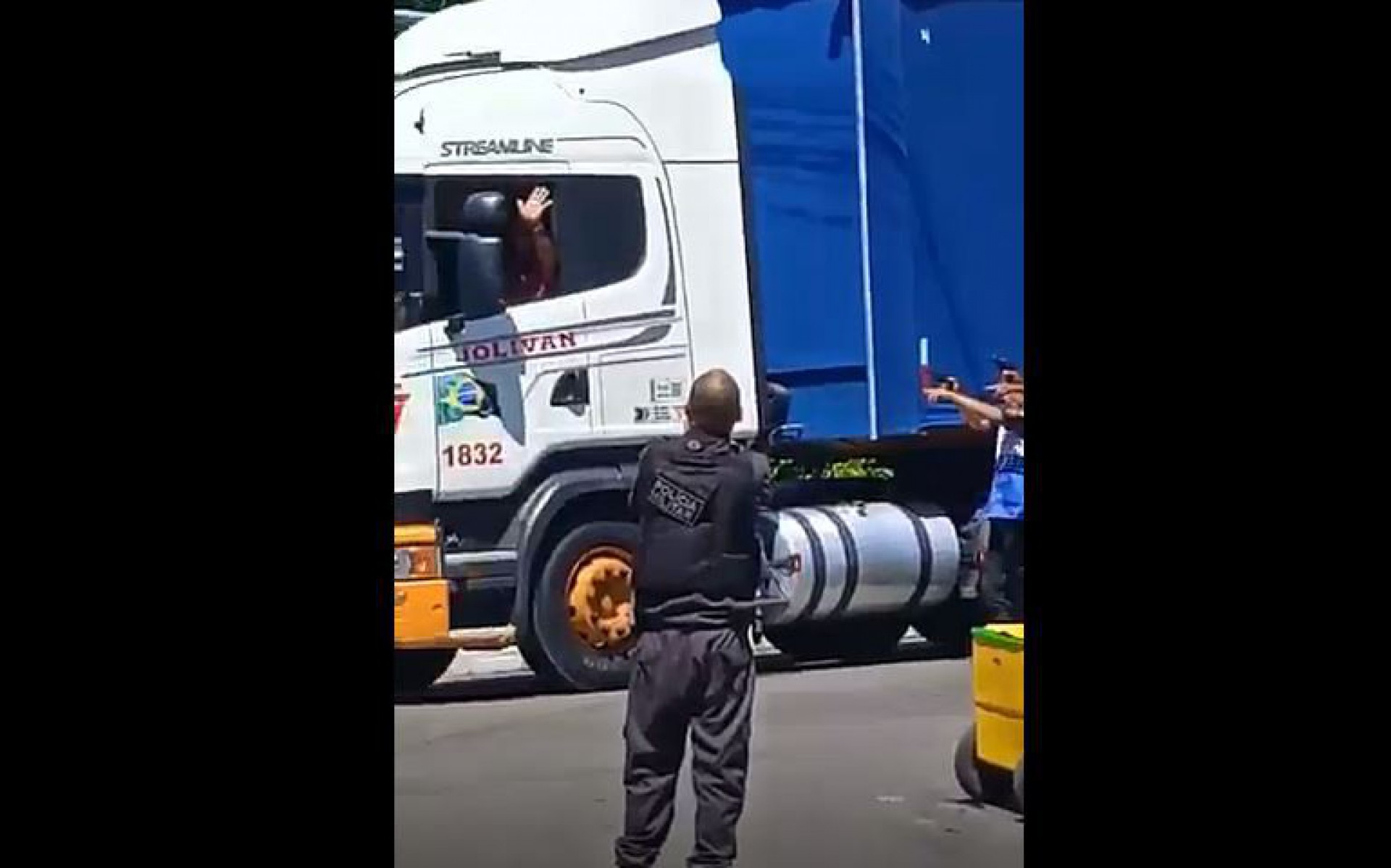 V Deo Policial Impede Roubo De Carga E Liberta Motorista Feito Ref M