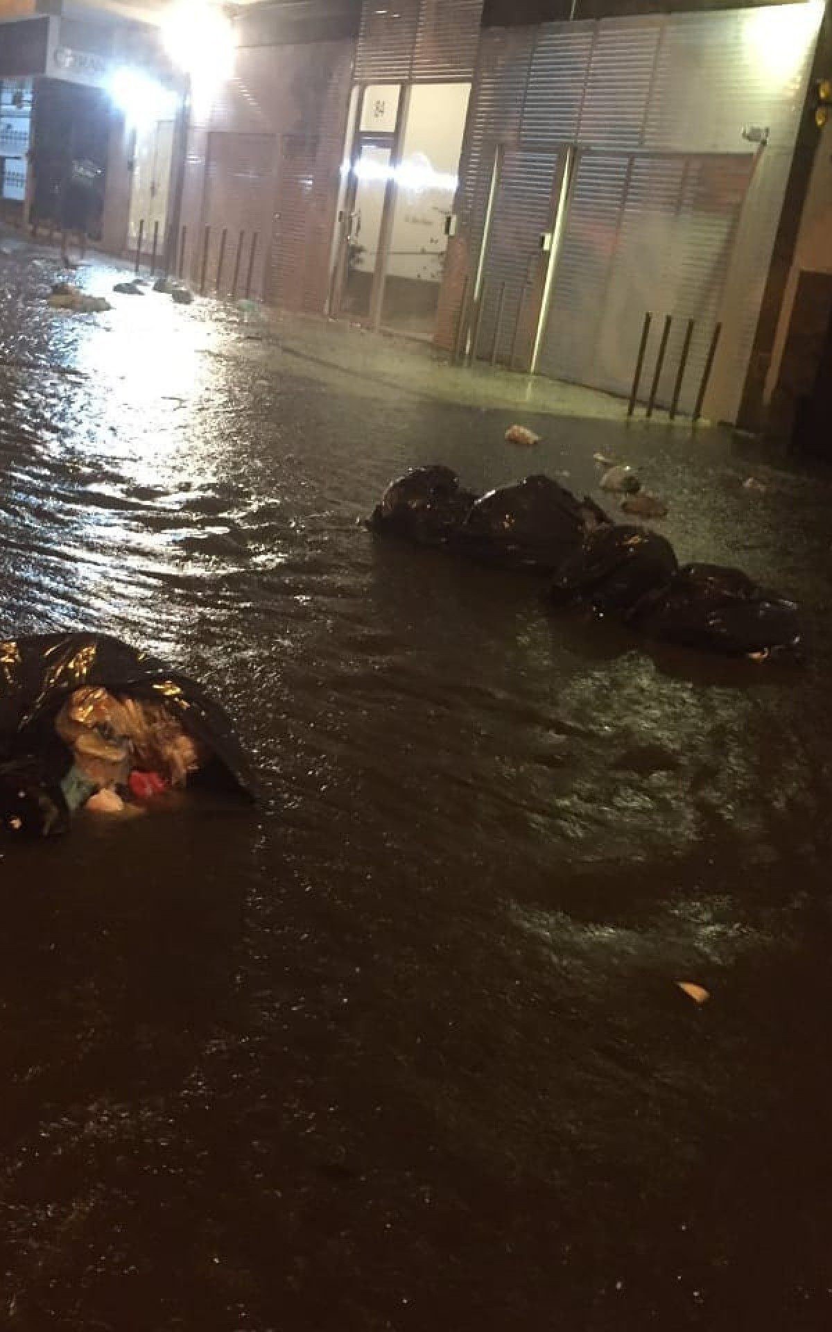 Chuva forte causa deslizamento e deixa famílias desalojadas no Pavão