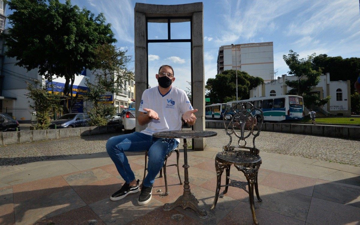 Moradores Comemoram A Volta Do Monumento De Noel Rosa Em Vila Isabel