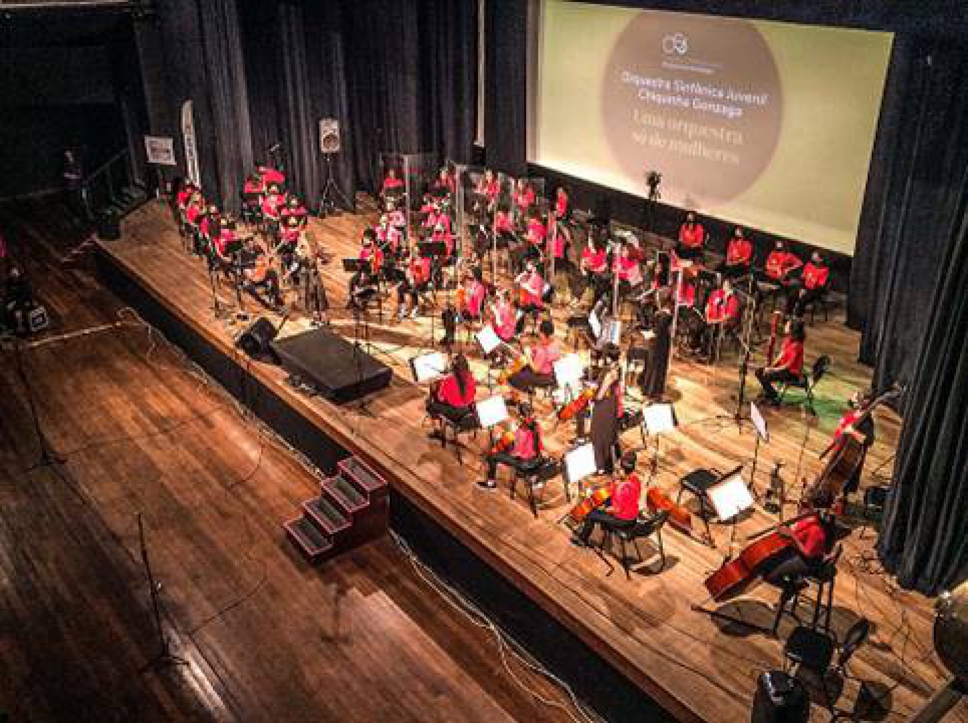 Orquestra formada por crianças e jovens do Rio se apresenta no Theatro