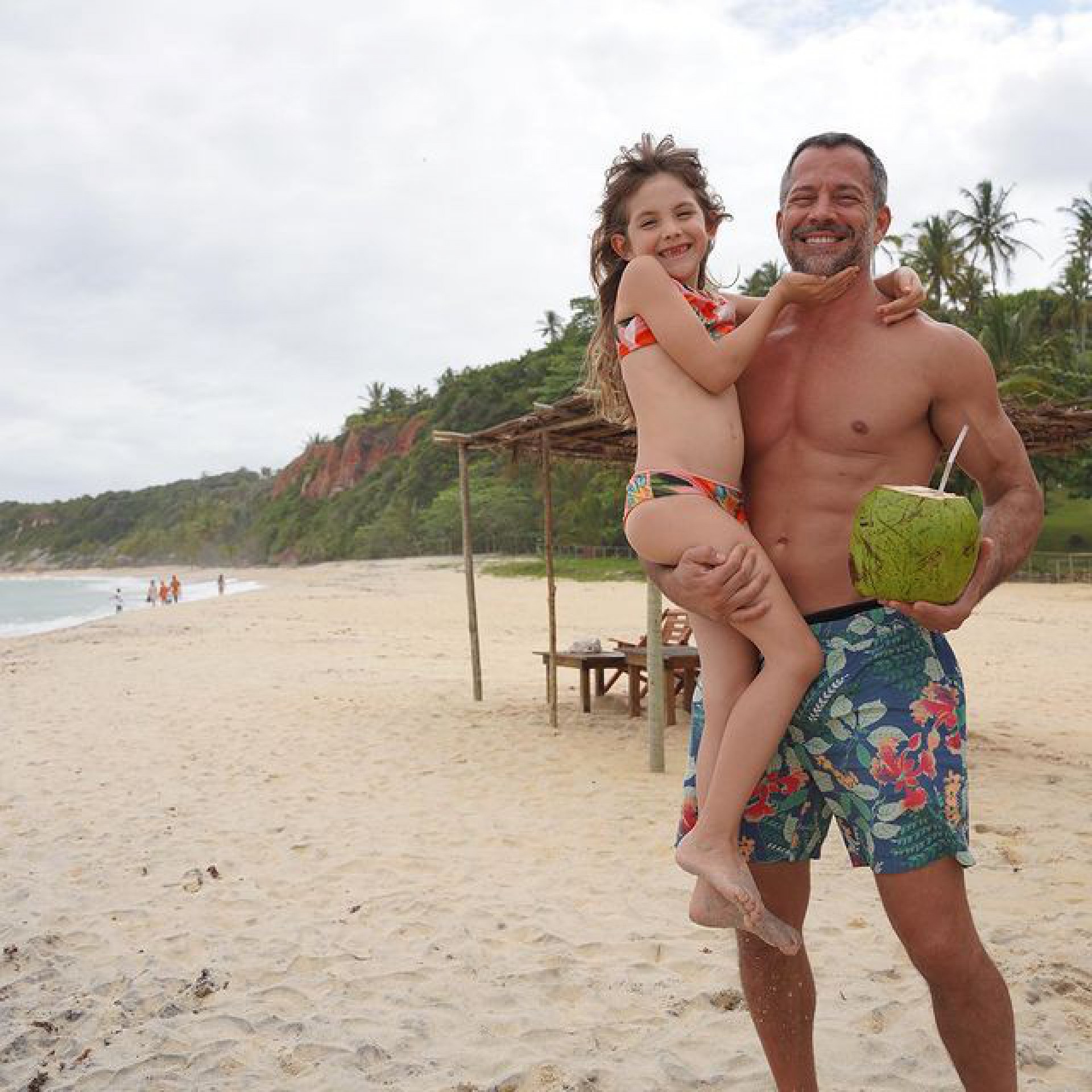 Malvino Salvador encanta fãs fotos das férias em família na Bahia