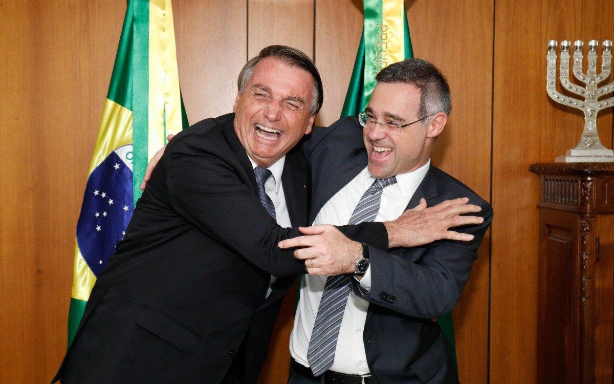 Andr Mendon A Tem Seus Compromissos Comigo Afirma Bolsonaro