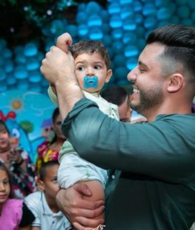 Fotos Ao Lado De Amigos E Familiares Filho De Mar Lia Mendon A