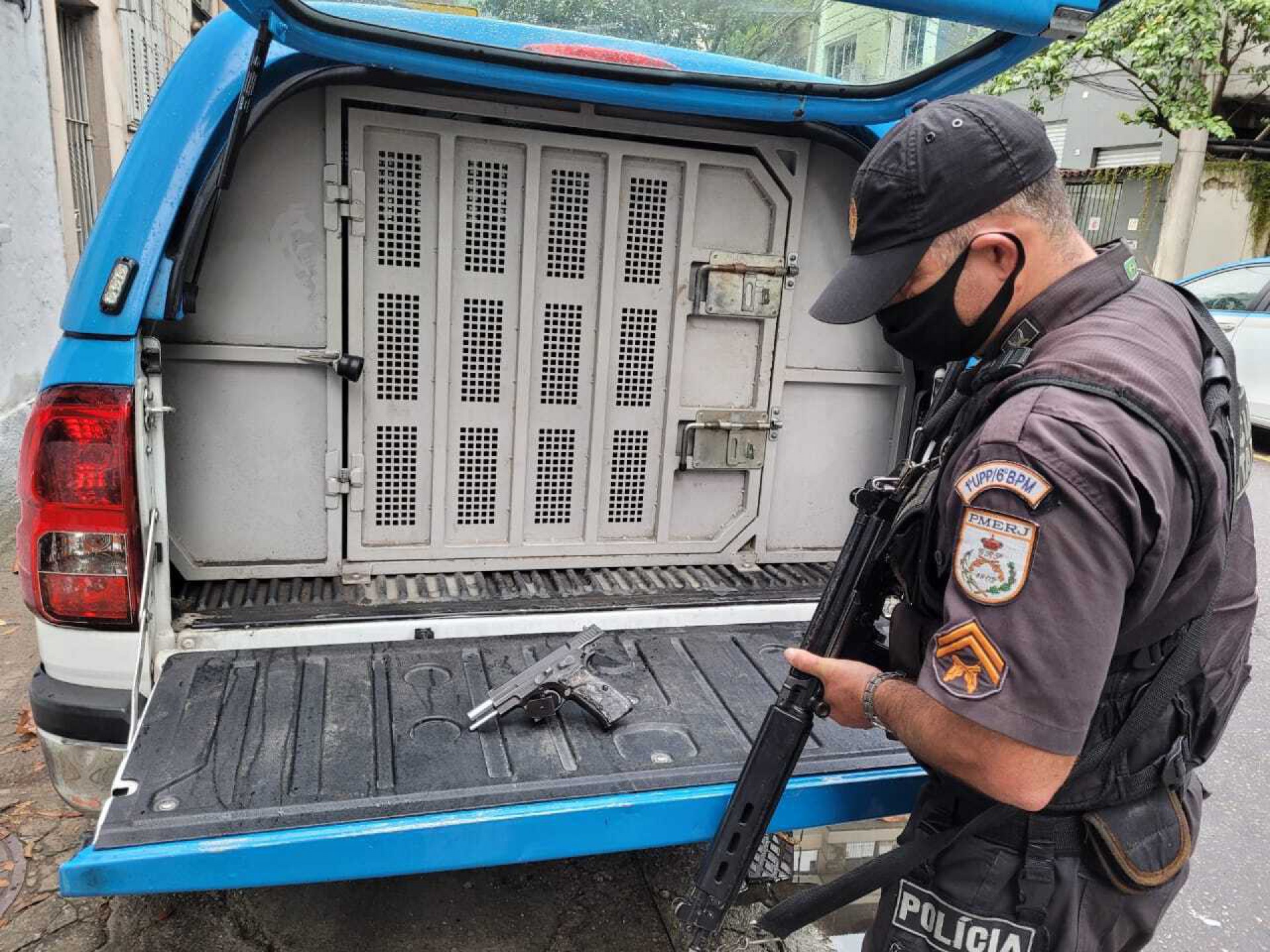 Homem é preso pistola dentro de bar na Tijuca MH Geral