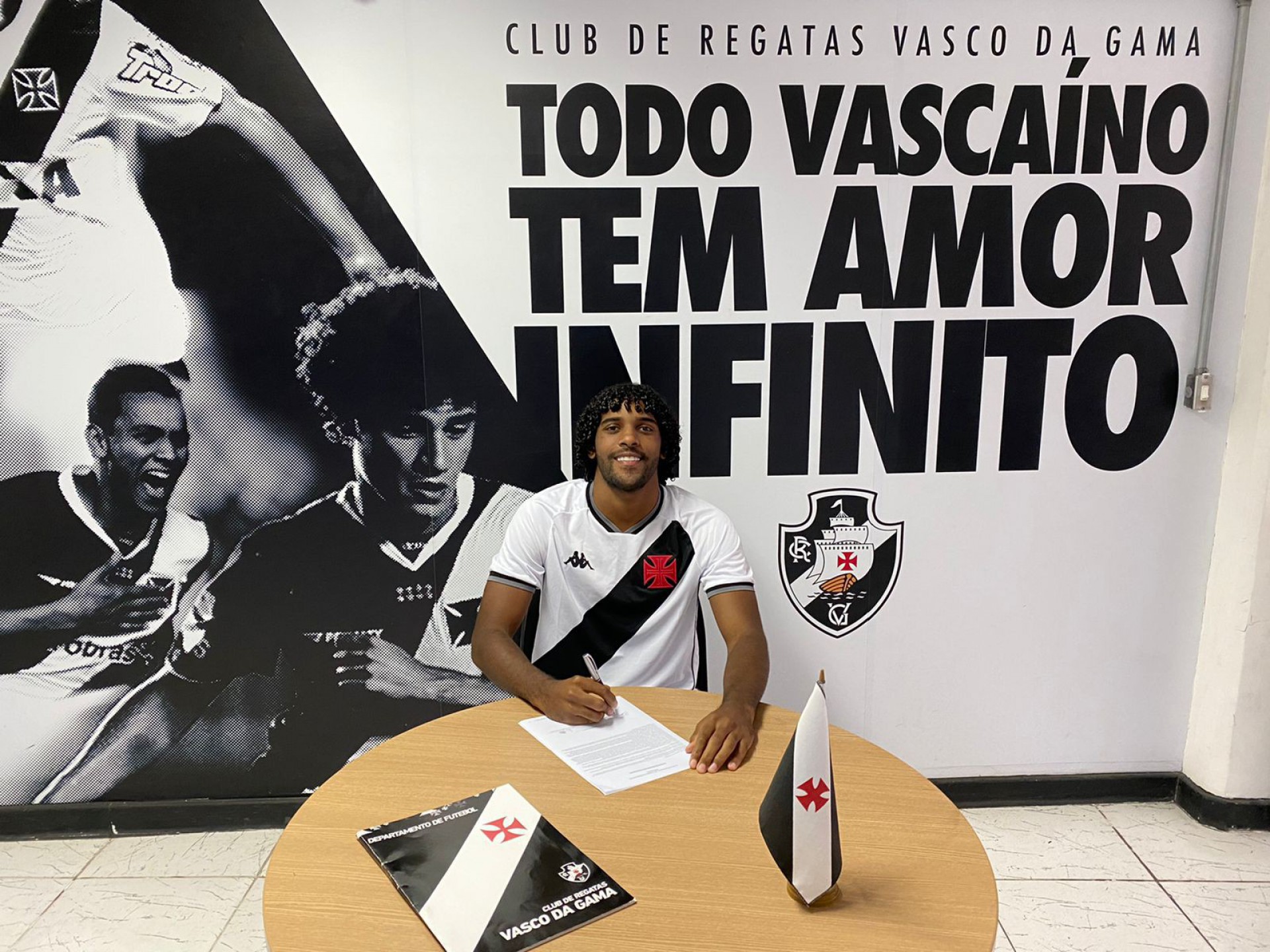 Jovem Zagueiro Contratado Por Empr Stimo Pelo Vasco Mh Vasco