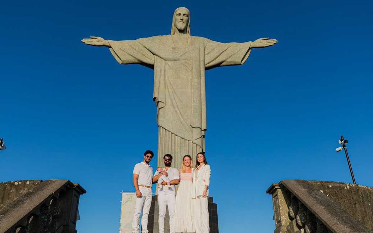 Emo O Thaila Ayala E Renato Go S Batizam Filho No Cristo Redentor