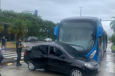 Carro Faz Retorno Irregular Na Pista Do Brt E Causa Acidente Na Barra