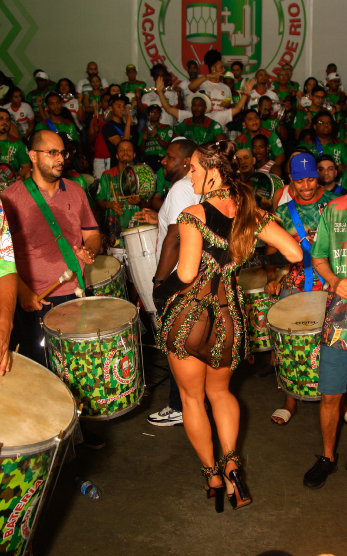 Paolla Oliveira E Diogo Nogueira Sambam Muito No Ensaio Da Grande Rio