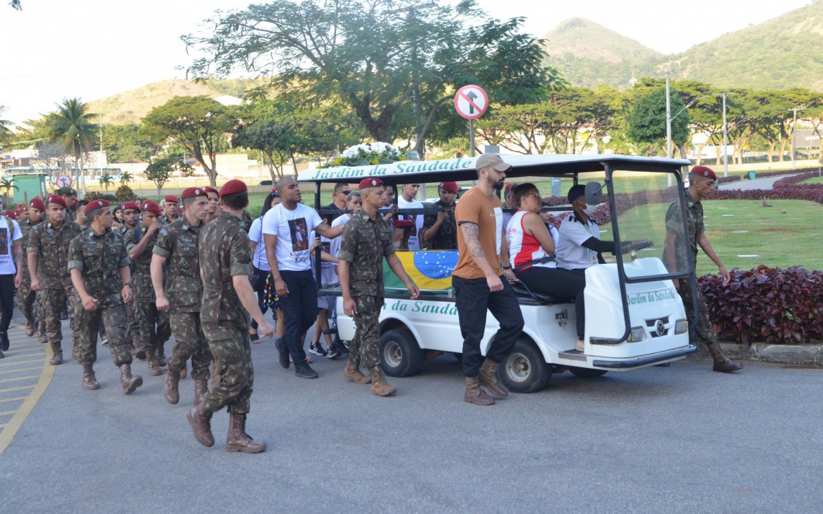 Soldado do Exército morto por PM é enterrado em Sulacap Rio de