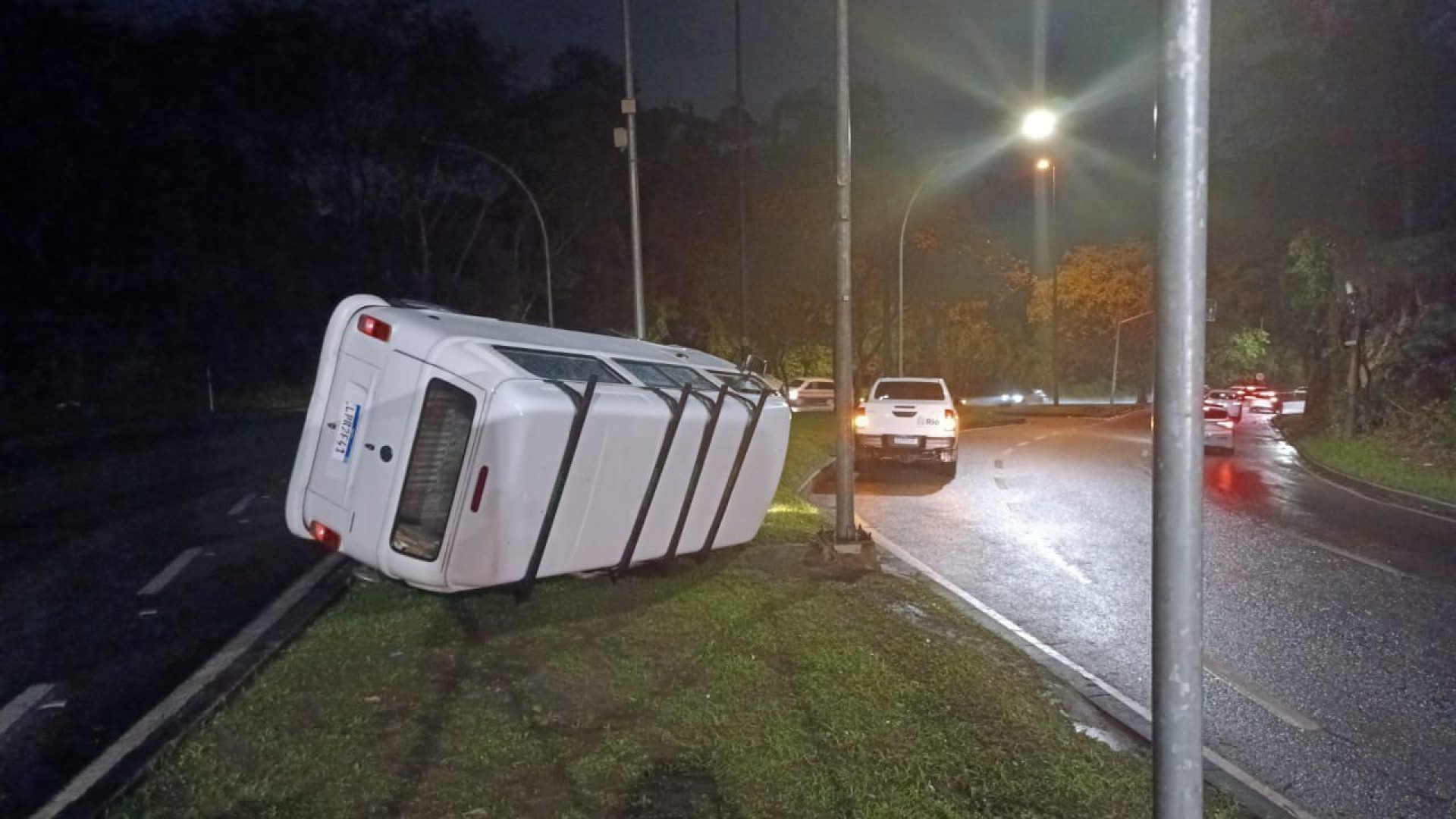 Chuvas causam acidente na estrada Grajaú Jacarepaguá MH Geral