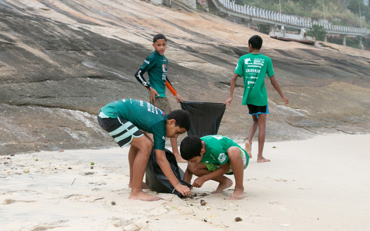 Crianças participam de mutirão de limpeza na Praia de São Conrado Rio