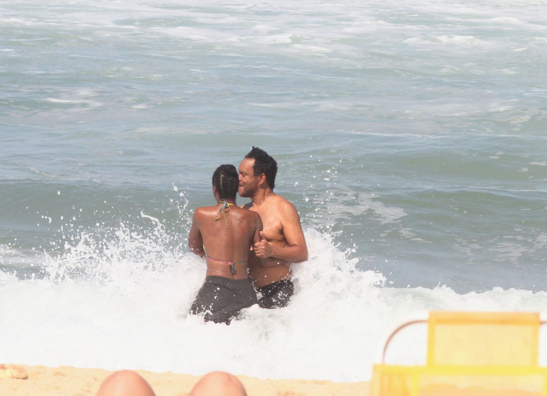 Após corrida Maju Coutinho beija marido na praia MH Celebridades e TV