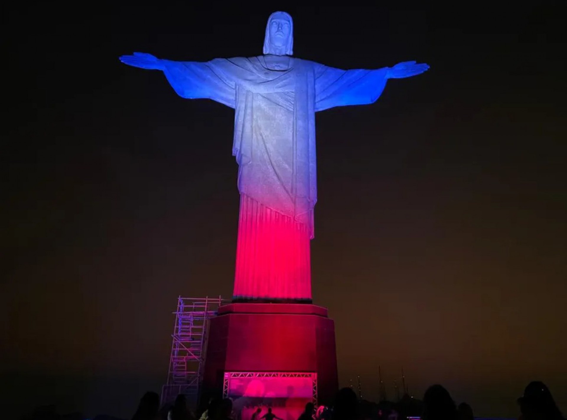 Cristo Redentor é iluminado cores do Reino Unido em homenagem à