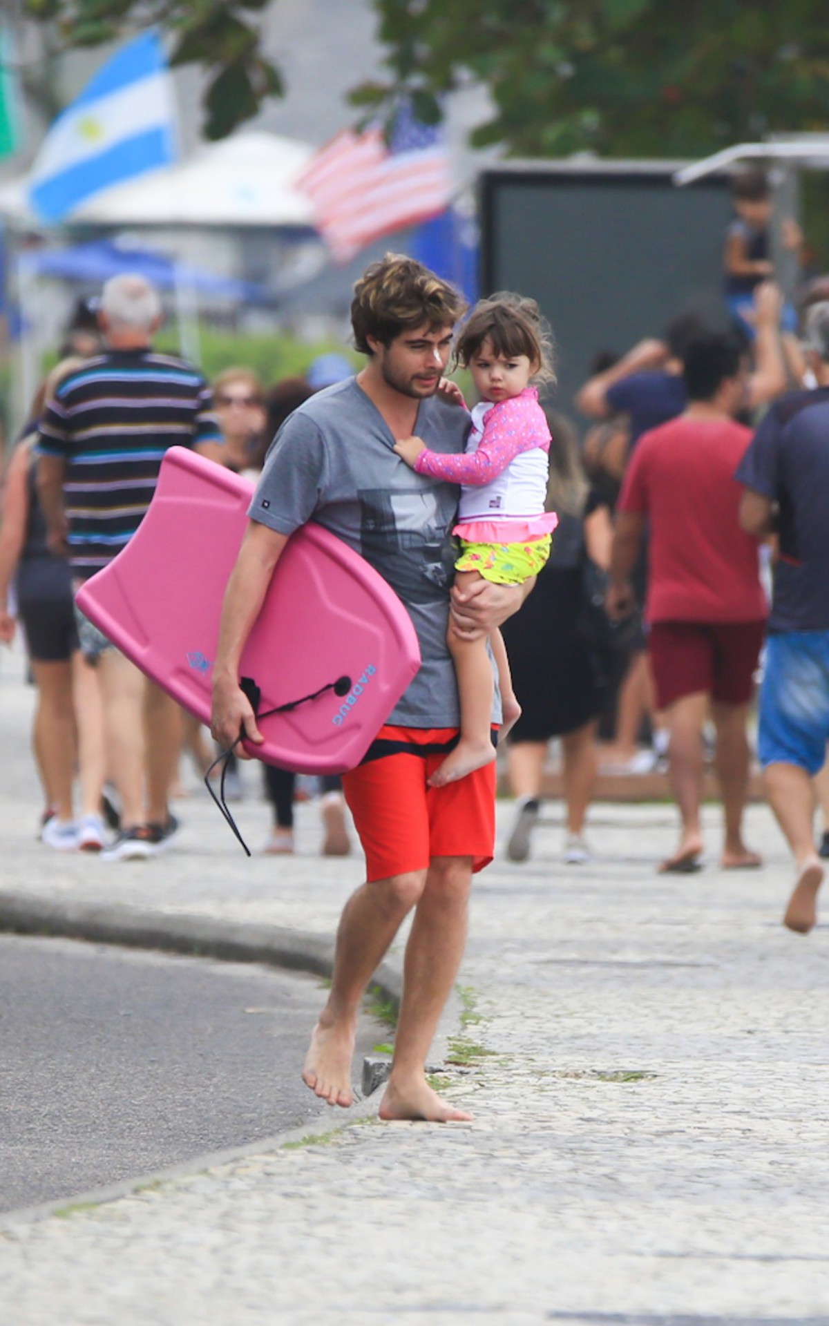 Rafael Vitti Se Diverte A Filha Em Praia Do Rio Celebridades O Dia