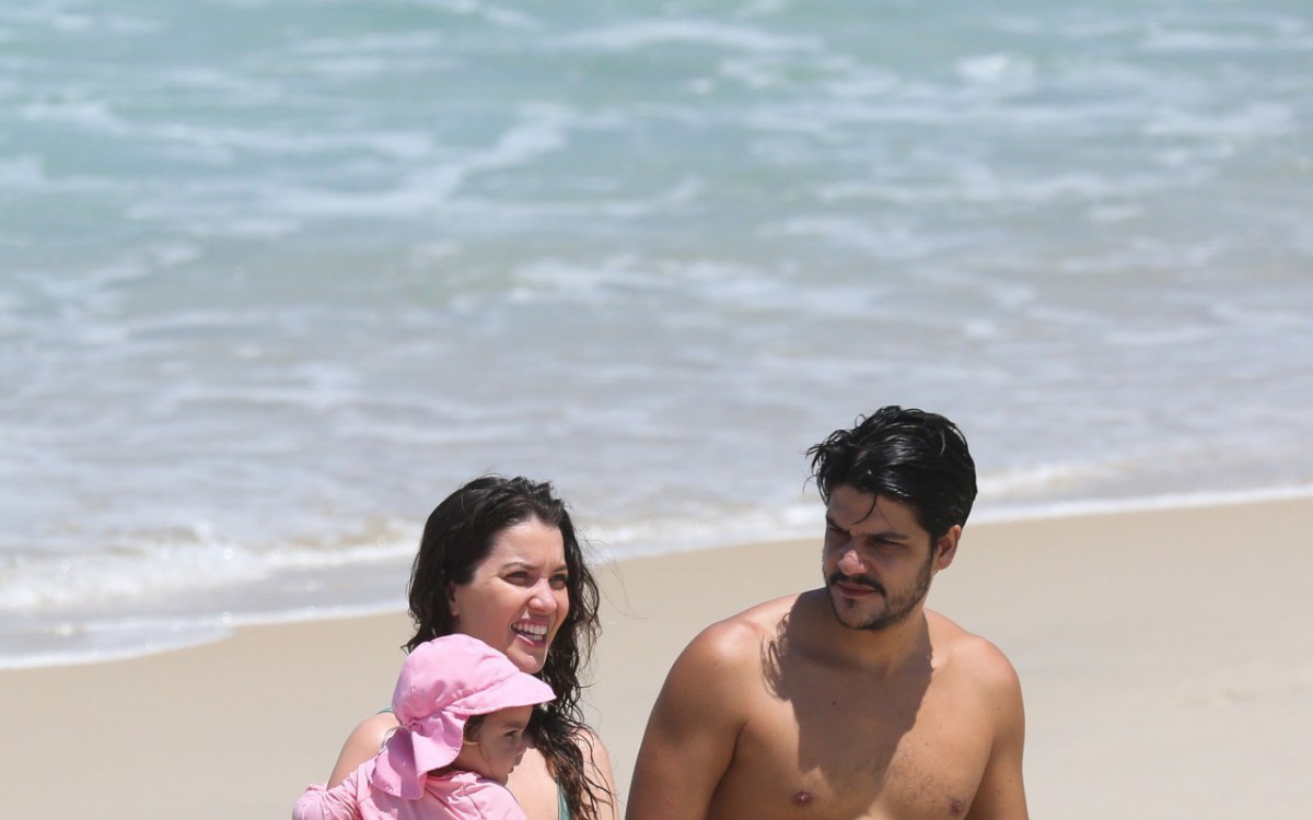 Nathalia Dill Curte Dia De Praia A Filha E O Marido Celebridades