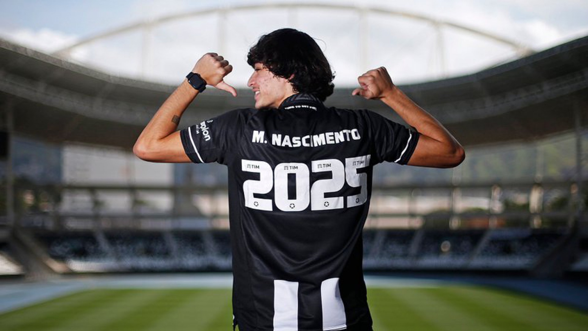 Matheus Nascimento celebra renovação o Botafogo Feliz e honrado