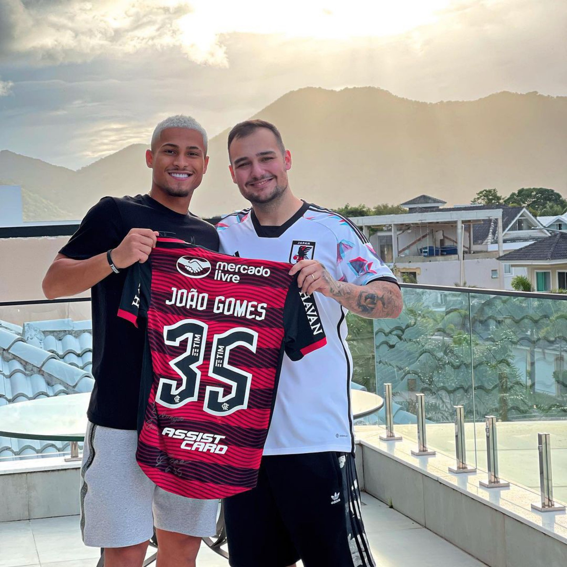 Vídeo Volante do Flamengo João Gomes recebe presente inusitado de