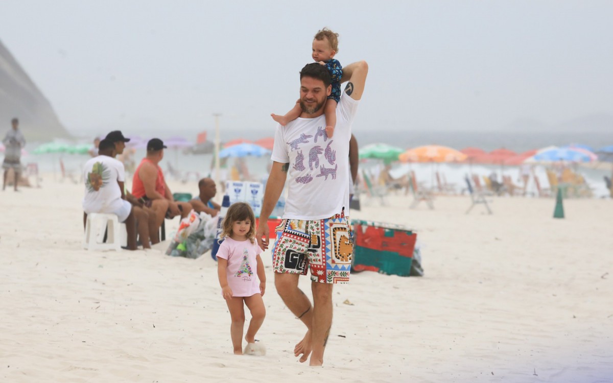 Fabiula Nascimento E Emilio Dantas Curtem Dia De Praia Os Filhos