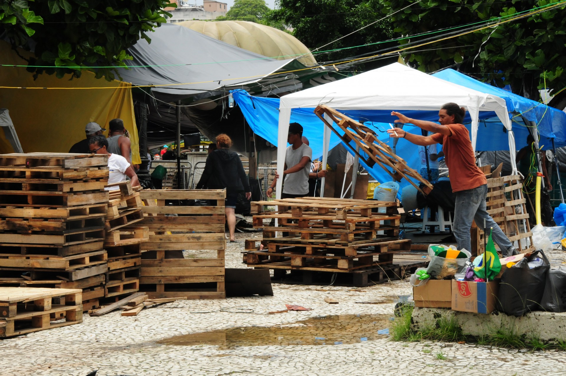 Acampamento Bolsonarista Em Frente Ao Comando Militar Do Leste