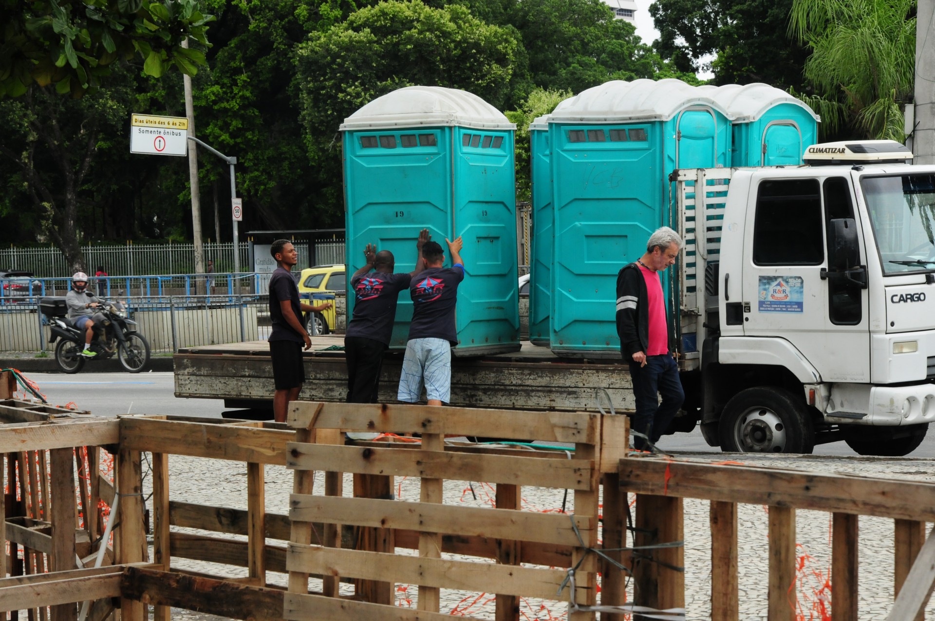 Acampamento Bolsonarista Em Frente Ao Comando Militar Do Leste