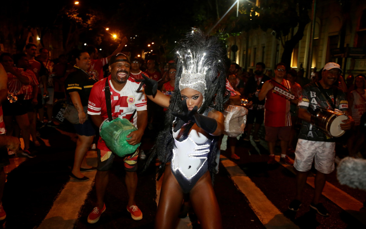 Erika Januza Mostra Samba No P No Ensaio De Rua Da Viradouro O Dia