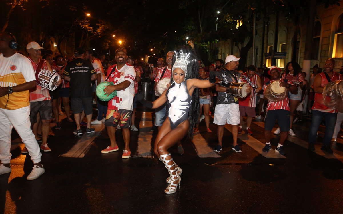 Erika Januza mostra samba no pé no ensaio de rua da Viradouro O Dia